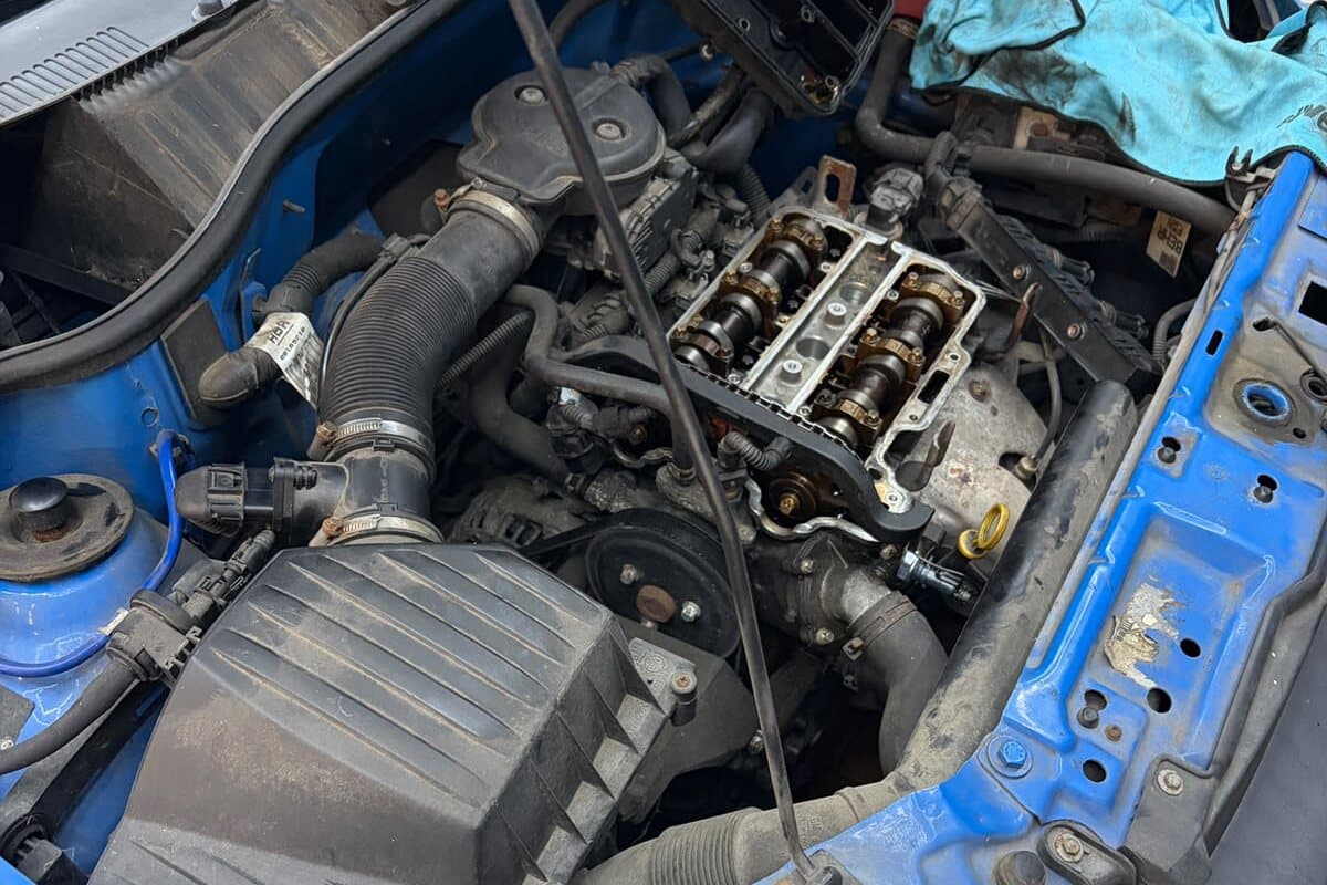 Geöffneter Motorraum mit abgenommener Ventildeckelhaube bei der Inspektion